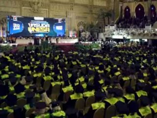 Ribuan Lulusan Baru Pada Wisuda ke-115