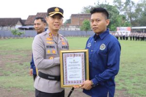 Kapolres Madiun Beri Penghargaan kepada Warga Pendukung Pembangunan SPPG