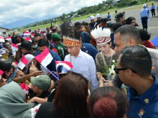 Manokwari, –Wakil Presiden (Wapres) bersama Ibu Selvi Gibran Rakabuming melakukan kunjungan kerja ke Manokwari, Papua Barat, Selasa (4/11/2025). Rombongan Wapres lepas landas dari Pangkalan Udara TNI AU Halim Perdanakusuma Jakarta menggunakan Pesawat Kepresidenan Boeing 737-800 TNI AU pukul 07.00 WIB dan mendarat di Bandara Rendani sekitar pukul 13.20 WIT. Setibanya di Manokwari, Wapres dan Ibu Selvi disambut oleh Gubernur Papua Barat Dominggus Mandacan, Pangdam XVIII/Kasuari Mayjen TNI Christian Kurnianto Tehuteru, Kapolda Papua Barat Irjen Pol. Johnny Eddizon Isir bersama jajaran Forkopimda. Mengenakan mahkota khas Kasuari, Wapres dan Ibu Selvi kemudian disambut dengan tarian adat Papua yang memukau, “Teras Seni”, sebagai bagian dari penghormatan budaya dan simbol kerja sama pembangunan antara pemerintah pusat dan masyarakat Papua Barat. Selanjutnya, Wapres memberikan keterangan pers kepada awak media di bandara. Wapres menegaskan bahwa kunjungannya ke Papua kali ini merupakan tindak lanjut dari instruksi Presiden Prabowo Subianto untuk terus memantau dan memperkuat percepatan pembangunan di Tanah Papua. Wapres menambahkan, perhatian Presiden terhadap Papua sangat besar, dan pemerintah berkomitmen untuk memastikan pembangunan berjalan secara merata di seluruh wilayah Indonesia. “Bapak Presiden memang memberikan perhatian khusus, konsen yang sangat besar untuk pembangunan di Papua. Dan sesuai komitmen kita bersama, yang namanya pembangunan tidak boleh lagi Jawa-sentris,” tegasnya. Lebih lanjut, Wapres menekankan pentingnya peran seluruh pemangku kepentingan untuk mengawal visi dan misi Presiden agar program-program prioritas nasional dapat terealisasi dengan baik di Papua. “Jadi ini tugas kita bersama, tugas saya sebagai pembantu Presiden untuk mengawal visi-misi dan program Presiden agar bisa berjalan dengan baik, terutama untuk Papua,” ungkapnya. Selanjutnya, Wapres dijadwalkan melanjutkan Rapat Pleno dengan BP3OKP dan Komite Eksekutif Percepatan Pembangunan Otonomi Khusus Papua guna membahas percepatan pembangunan di Papua Barat, termasuk bidang Trans Papua, produktivitas, dan pembangunan Orang Asli Papua.*** (Pendam XVIII/Ksr)