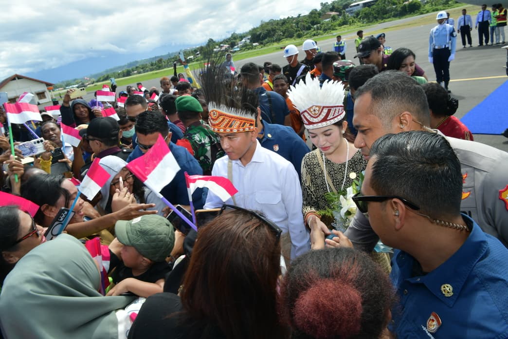 Manokwari, –Wakil Presiden (Wapres) bersama Ibu Selvi Gibran Rakabuming melakukan kunjungan kerja ke Manokwari, Papua Barat, Selasa (4/11/2025). Rombongan Wapres lepas landas dari Pangkalan Udara TNI AU Halim Perdanakusuma Jakarta menggunakan Pesawat Kepresidenan Boeing 737-800 TNI AU pukul 07.00 WIB dan mendarat di Bandara Rendani sekitar pukul 13.20 WIT. Setibanya di Manokwari, Wapres dan Ibu Selvi disambut oleh Gubernur Papua Barat Dominggus Mandacan, Pangdam XVIII/Kasuari Mayjen TNI Christian Kurnianto Tehuteru, Kapolda Papua Barat Irjen Pol. Johnny Eddizon Isir bersama jajaran Forkopimda. Mengenakan mahkota khas Kasuari, Wapres dan Ibu Selvi kemudian disambut dengan tarian adat Papua yang memukau, “Teras Seni”, sebagai bagian dari penghormatan budaya dan simbol kerja sama pembangunan antara pemerintah pusat dan masyarakat Papua Barat. Selanjutnya, Wapres memberikan keterangan pers kepada awak media di bandara. Wapres menegaskan bahwa kunjungannya ke Papua kali ini merupakan tindak lanjut dari instruksi Presiden Prabowo Subianto untuk terus memantau dan memperkuat percepatan pembangunan di Tanah Papua. Wapres menambahkan, perhatian Presiden terhadap Papua sangat besar, dan pemerintah berkomitmen untuk memastikan pembangunan berjalan secara merata di seluruh wilayah Indonesia. “Bapak Presiden memang memberikan perhatian khusus, konsen yang sangat besar untuk pembangunan di Papua. Dan sesuai komitmen kita bersama, yang namanya pembangunan tidak boleh lagi Jawa-sentris,” tegasnya. Lebih lanjut, Wapres menekankan pentingnya peran seluruh pemangku kepentingan untuk mengawal visi dan misi Presiden agar program-program prioritas nasional dapat terealisasi dengan baik di Papua. “Jadi ini tugas kita bersama, tugas saya sebagai pembantu Presiden untuk mengawal visi-misi dan program Presiden agar bisa berjalan dengan baik, terutama untuk Papua,” ungkapnya. Selanjutnya, Wapres dijadwalkan melanjutkan Rapat Pleno dengan BP3OKP dan Komite Eksekutif Percepatan Pembangunan Otonomi Khusus Papua guna membahas percepatan pembangunan di Papua Barat, termasuk bidang Trans Papua, produktivitas, dan pembangunan Orang Asli Papua.*** (Pendam XVIII/Ksr)