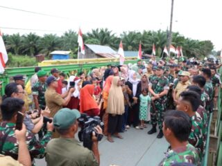 Panglima Kodam I/Bukit Barisan berserta rombongan tinjau Jembatan Super Compact 200 tipe 1-1 Yang selesai dibangun oleh Yonzipur 11/DW dan PU