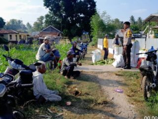 Bhabinkamtibmas Desa Soulove Sambangi Warga Saat Panen Jagung, Dukung Program Ketahanan Pangan Nasional