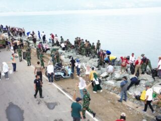 Melalui Karya Bhakti TNI, Kodam XXIII/Palaka Wira Tingkatkan Kepedulian Lingkungan di Pesisir Pantai dan Pasar Tradisional