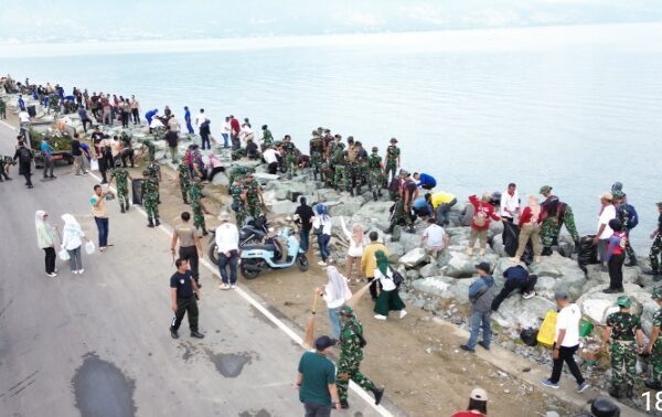 Melalui Karya Bhakti TNI, Kodam XXIII/Palaka Wira Tingkatkan Kepedulian Lingkungan di Pesisir Pantai dan Pasar Tradisional