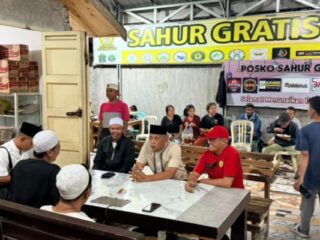 Kodam XXIII/Palaka Wira Bersama Komunitas Masyarakat Peduli Berbagi Turun Langsung Bagikan Sahur Gratis kepada Masyarakat