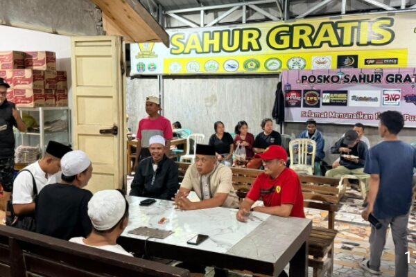 Kodam XXIII/Palaka Wira Bersama Komunitas Masyarakat Peduli Berbagi Turun Langsung Bagikan Sahur Gratis kepada Masyarakat