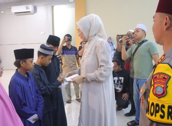 Hadirkan Hangatnya Ramadan, Kapolres Sigi dan Ketua Bhayangkari Cabang Sigi Santuni Anak Yatim