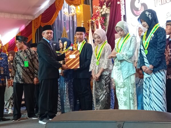 Pelepasan Siswa Kelas IX MTsN 5 Magetan Diwarnai Pemberian Penghargaan bagi Siswa Berprestasi