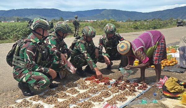 LOGISTIK AMAN RAKYAT SENANG, SATGAS YONIF 711/RAKSATAMA ANDALKAN PRODUK PERTANIAN LOKAL UNTUK KEBUTUHAN SEHARI-HARI