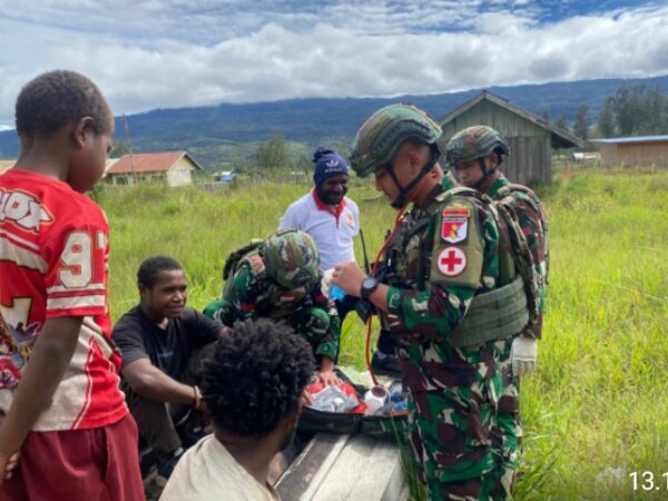 PRAJURIT MEDIS SATGAS YONIF 711/RAKSATAMA SISIR PEDALAMAN PAPUA HADIRKAN HARAPAN SEHAT UNTUK MASYARAKAT LOKAL
